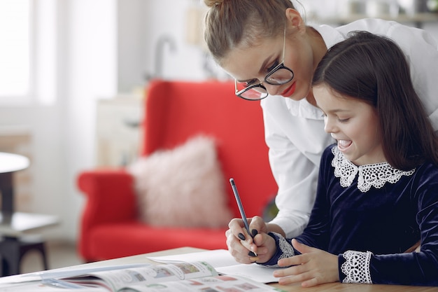 Tutor con litthe girl estudiando en casa