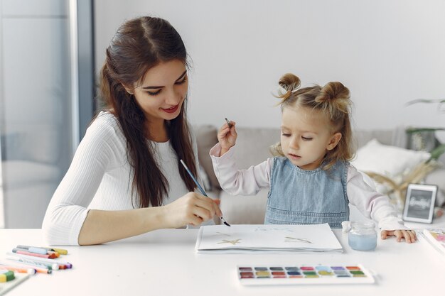 Tutor con litthe girl estudiando en casa