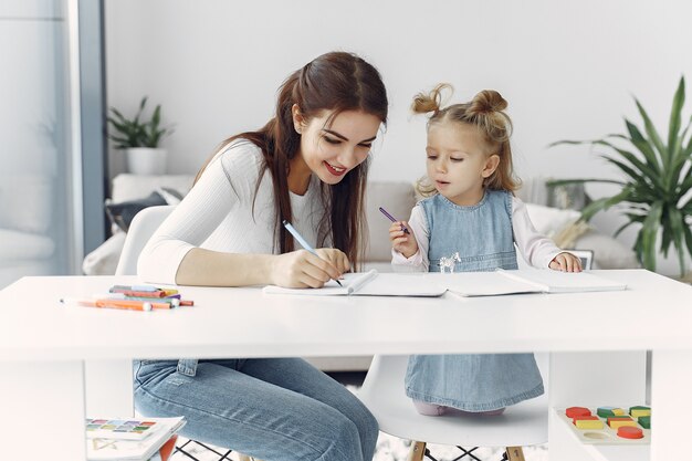 Tutor con litthe girl estudiando en casa