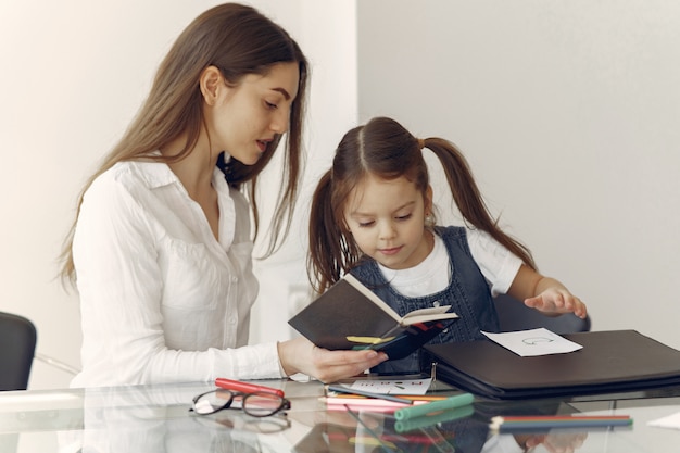 Tutor con litthe girl estudiando en casa