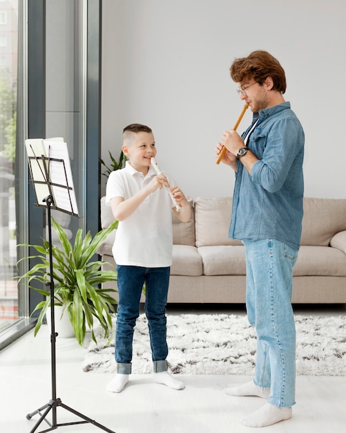 Tutor y niño aprendiendo un instrumento musical