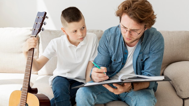 Tutor y niño aprendiendo notas musicales