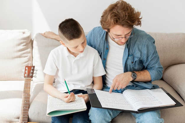 Tutor y niño aprendiendo teoría musical