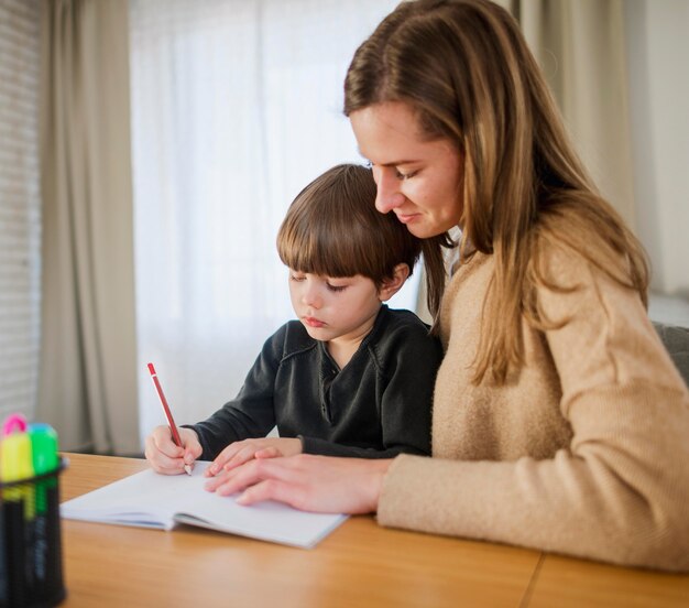 Tutor de niños y mujeres en casa