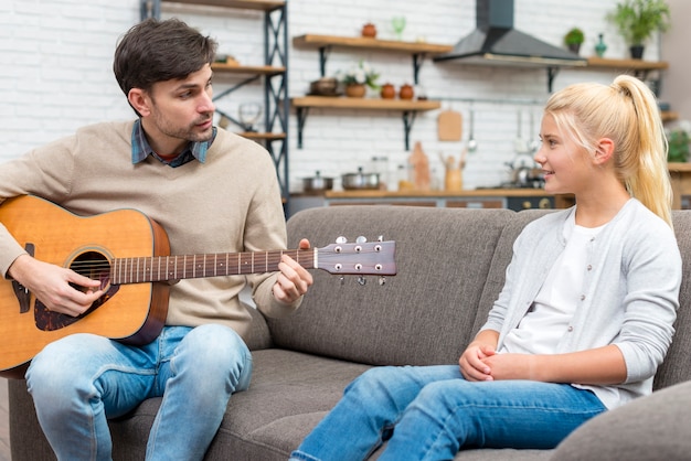 Foto gratuita tutor tocando la guitarra acústica