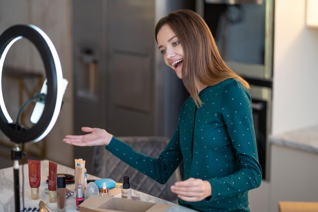 Tutoría de belleza. Mujer bastante joven que le dice a la audiencia en línea sobre consejos de belleza