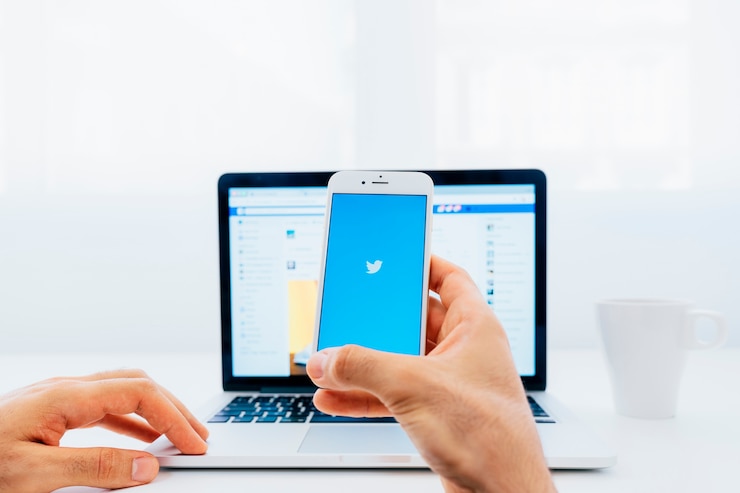 Foto gratuito twitter en el móvil y facebook en el portátil