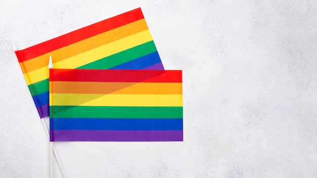 Twon banderas del arco iris para el día del orgullo