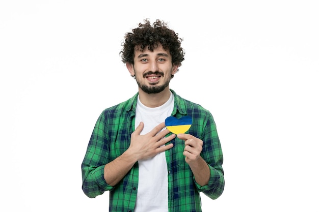 Ucrania conflicto ruso chico joven lindo en camisa verde sosteniendo el corazón ucraniano sosteniendo el cofre