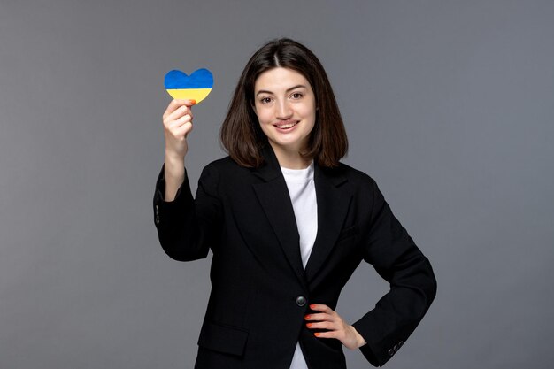 Ucrania conflicto ruso hermosa mujer joven de cabello oscuro en chaqueta negra