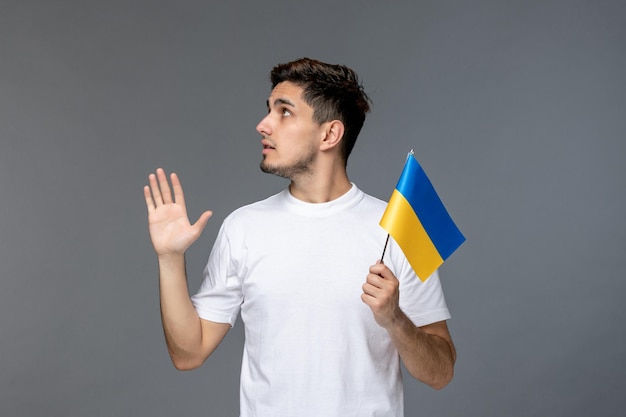 Ucrania conflicto ruso lindo chico guapo en camisa blanca con bandera ucraniana