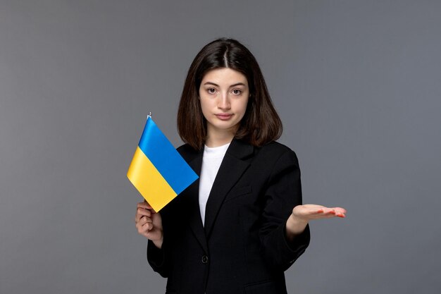 Ucrania conflicto ruso morena bastante linda chica en blazer negro agitando las manos con la bandera