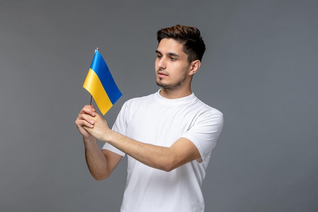 Ucrania conflicto ruso valiente chico guapo en camisa blanca con bandera ucraniana valiente