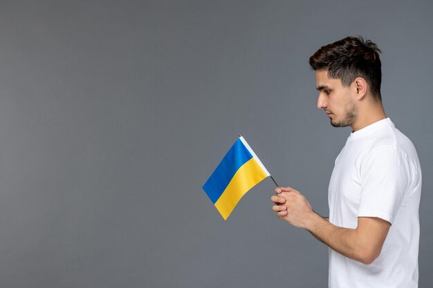 Ucrania conflicto ruso valiente chico guapo en camisa blanca con oración por ucrania