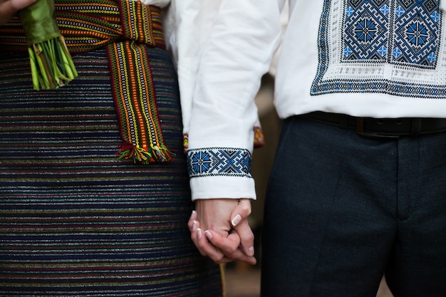 Foto gratuita ucraniano novia y el novio en el bordado nativo de la mano, la ceremonia tradicional de la boda