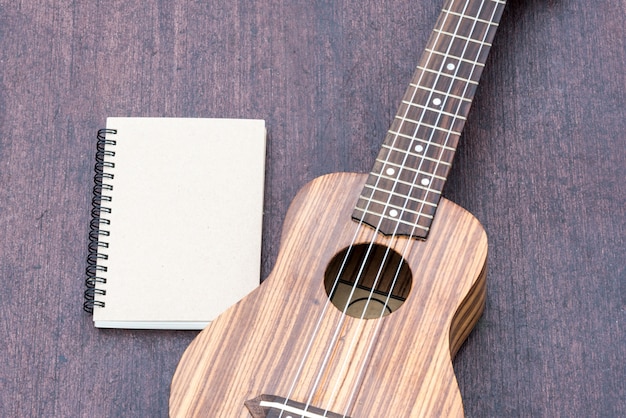 Foto gratuita ukelele con el cuaderno