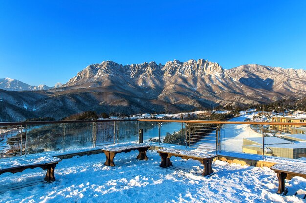 Ulsan bawi Rock en las montañas Seoraksan en invierno, Corea del Sur.