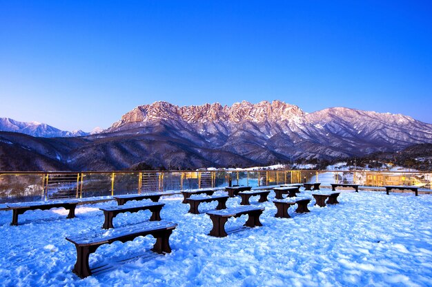 Ulsan bawi Rock en las montañas Seoraksan en invierno, Corea del Sur