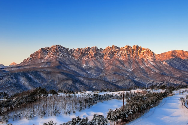 Ulsan bawi Rock en las montañas Seoraksan en invierno, Corea del Sur