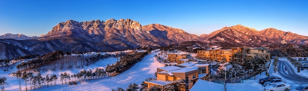 Ulsan bawi Rock en las montañas Seoraksan en invierno, Corea del Sur