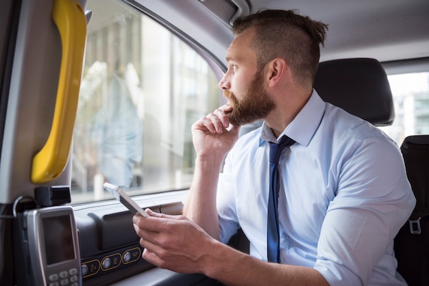 Foto gratuita la última vez que un taxista me dejó exactamente aquí