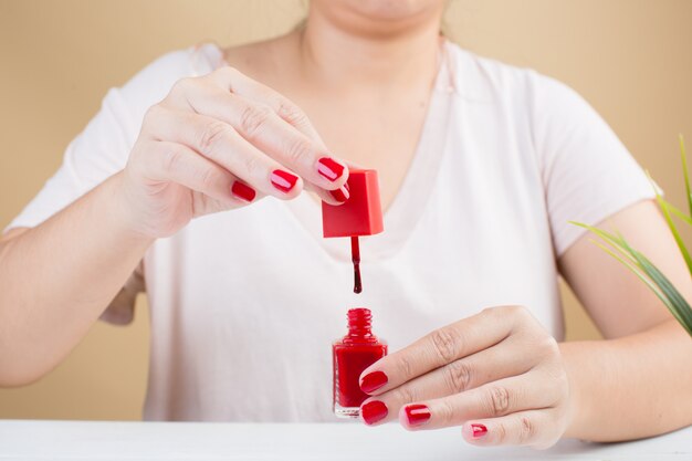 uñas de mujer con esmalte rojo