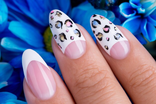 Uñas de mujer hermosa con hermoso diseño de manicura francesa y arte