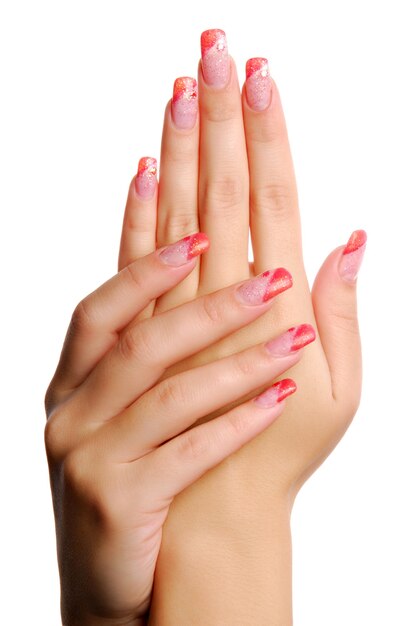 Uñas de mujer roja.