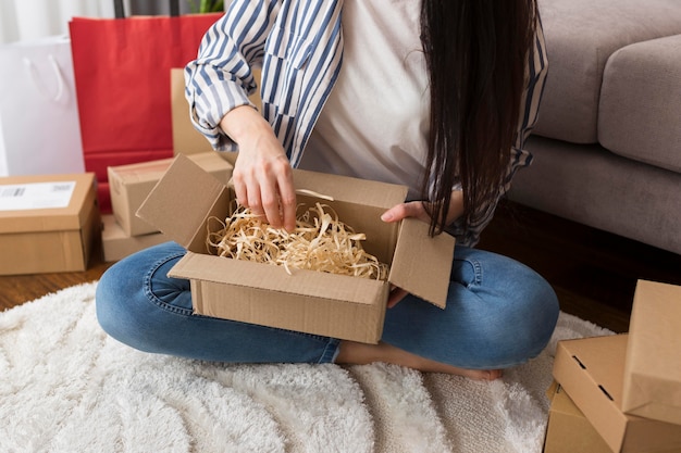 Unboxing de mujer de alto ángulo