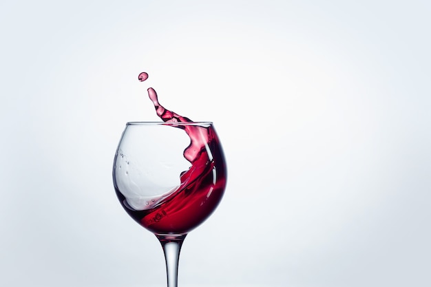 La única copa de vino con vino tinto contra blanco