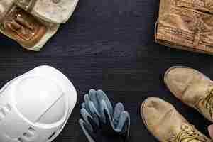 Foto gratuita uniforme de trabajador de ropa de constructor sobre fondo de madera endecha plana