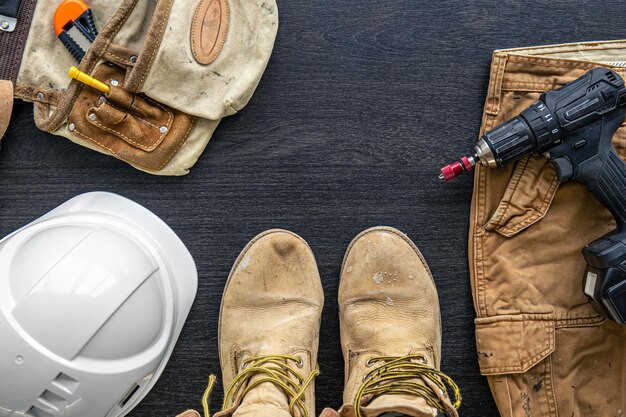 Uniforme de trabajador de ropa de constructor sobre fondo de madera endecha plana