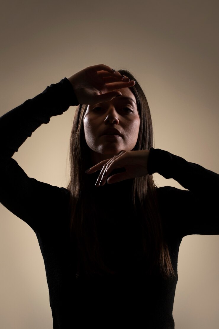 Photo Gratis unknown woman posing in studio front view