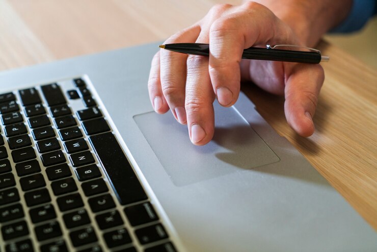 Photo Gratis unrecognisable business man typing on laptop
