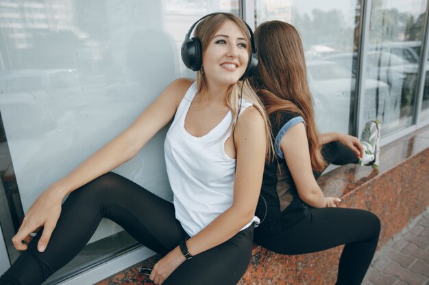 Urbano mujer auriculares teléfono estilo de vida