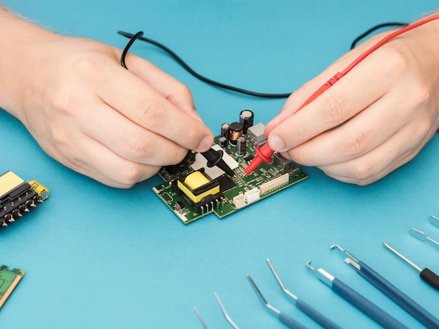 Usando un multímetro para diagnosticar un circuito
