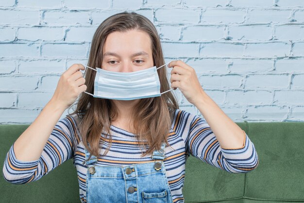 Usar mascarilla para prevenir el virus covid