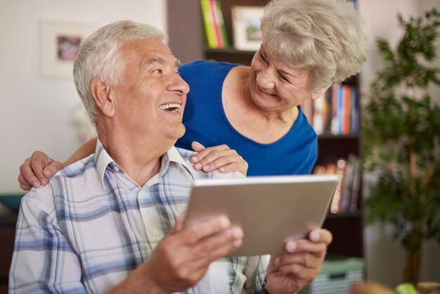 Usar una tableta no es un problema para los abuelos