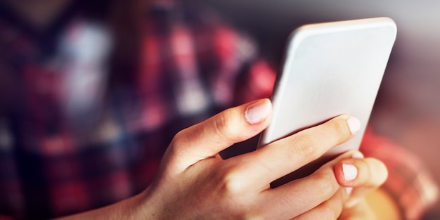 Usar el teléfono móvil durante la pausa para el café