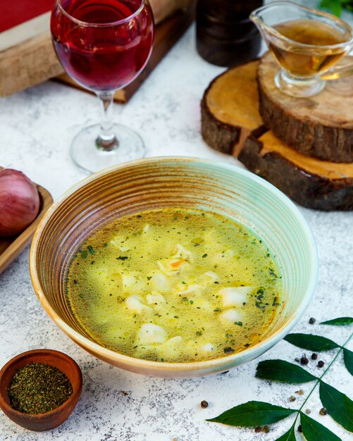 Ush ° zeri dyushbara tradicional con menta seca y un vaso de jugo