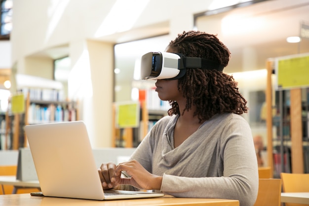 Usuario femenino de la biblioteca viendo video virtual