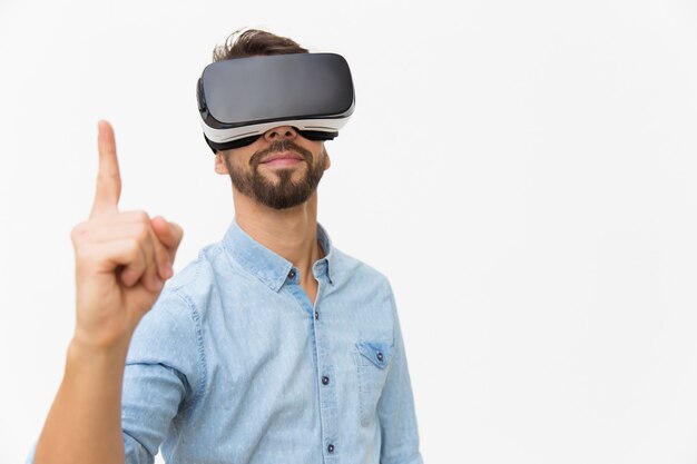 Usuario masculino positivo con gafas VR, teniendo idea