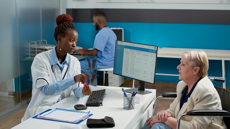 Foto gratuito usuario de silla de ruedas y médico analizando los resultados de la radiografía en la consulta médica en el gabinete. médico que explica el diagnóstico de exploración de rayos x a una mujer con discapacidad crónica, chequeo de atención médica por deterioro.