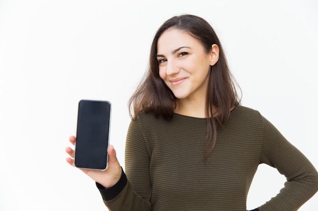 Usuario de teléfono celular alegre feliz que muestra la pantalla en blanco