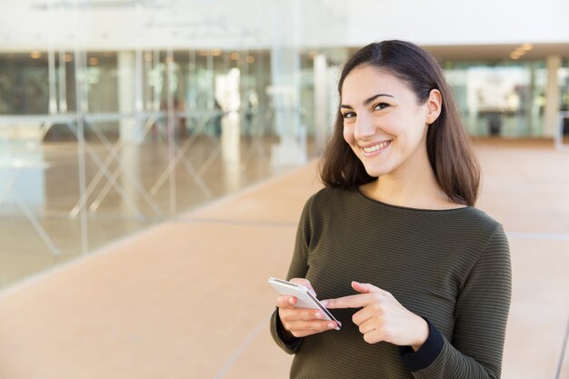 Usuario de teléfono celular alegre feliz recibiendo buenas noticias