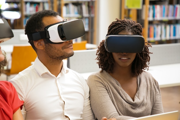 Foto gratuita usuarios alegres con gafas de realidad virtual