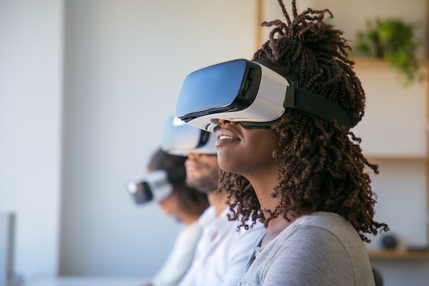 Usuarios emocionados probando un juego de realidad virtual
