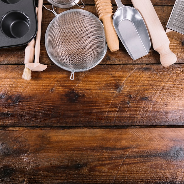 Utensilio de cocina para hornear bizcocho en mesa de madera.