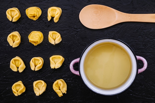 Foto gratuita utensilios de cocina cerca de pasta rellena