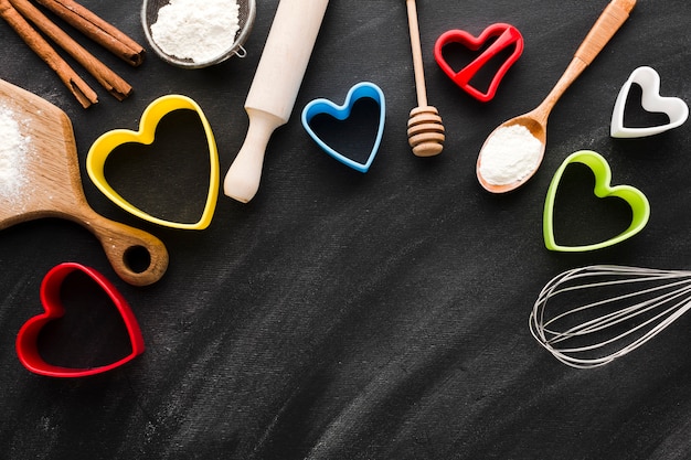 Utensilios de cocina con coloridas formas de corazón.